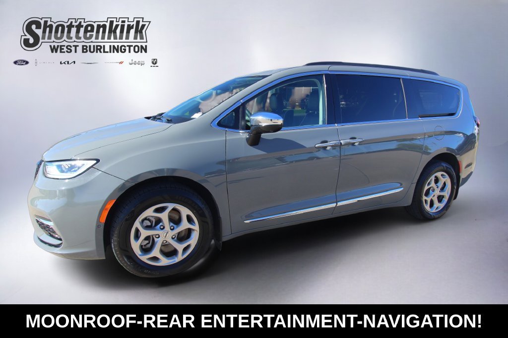 Used 2023 Chrysler Pacifica Limited w/ Uconnect Theater Family Group