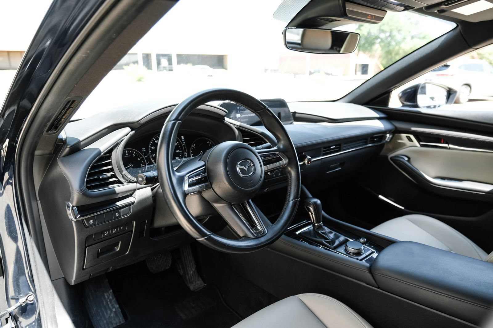 Used 2019 MAZDA MAZDA3 Hatchback w/ Preferred Package FWD image 2