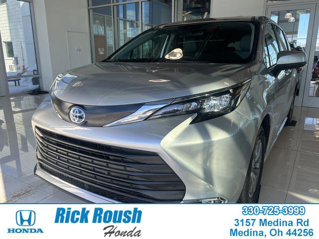 Used 2024 Toyota Sienna XLE FWD image 1