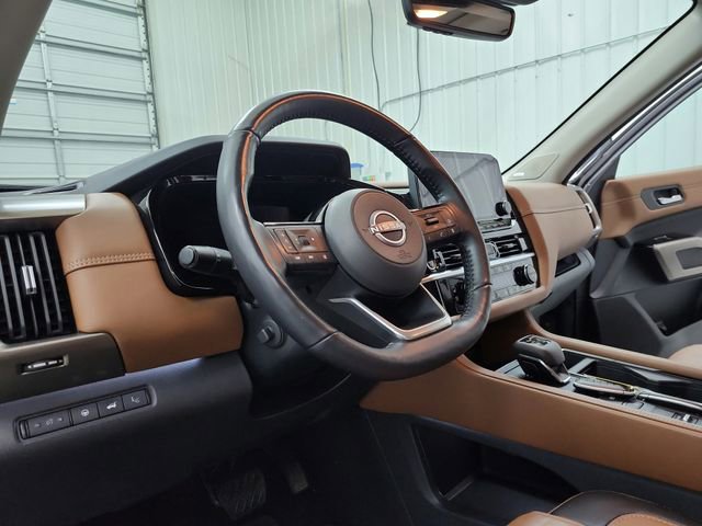 Used 2023 Nissan Pathfinder Platinum w/ Black Appearance Package image 18