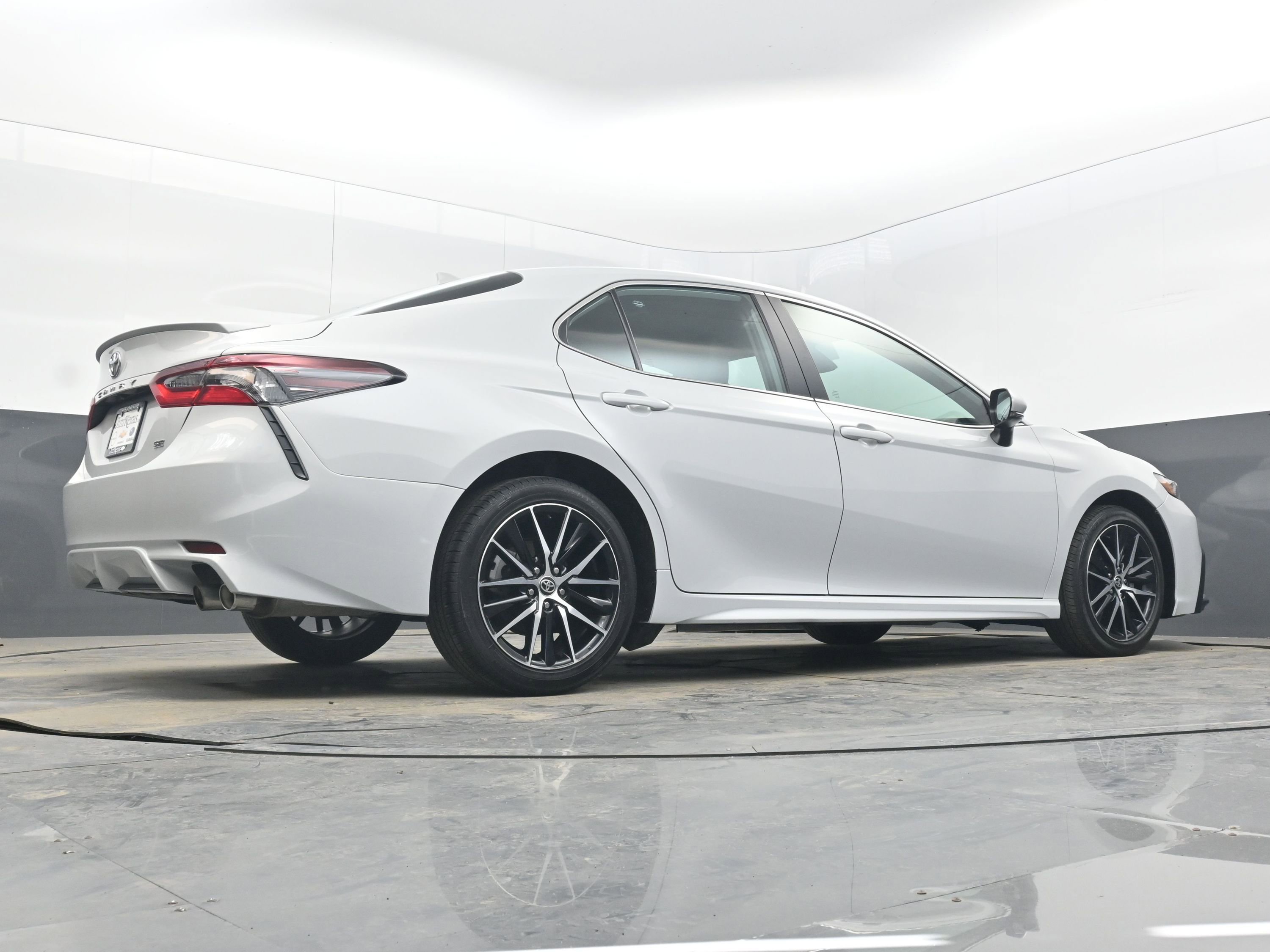 Used 2024 Toyota Camry SE image 30