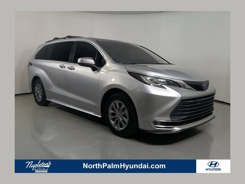 Used 2021 Toyota Sienna XLE FWD image 1