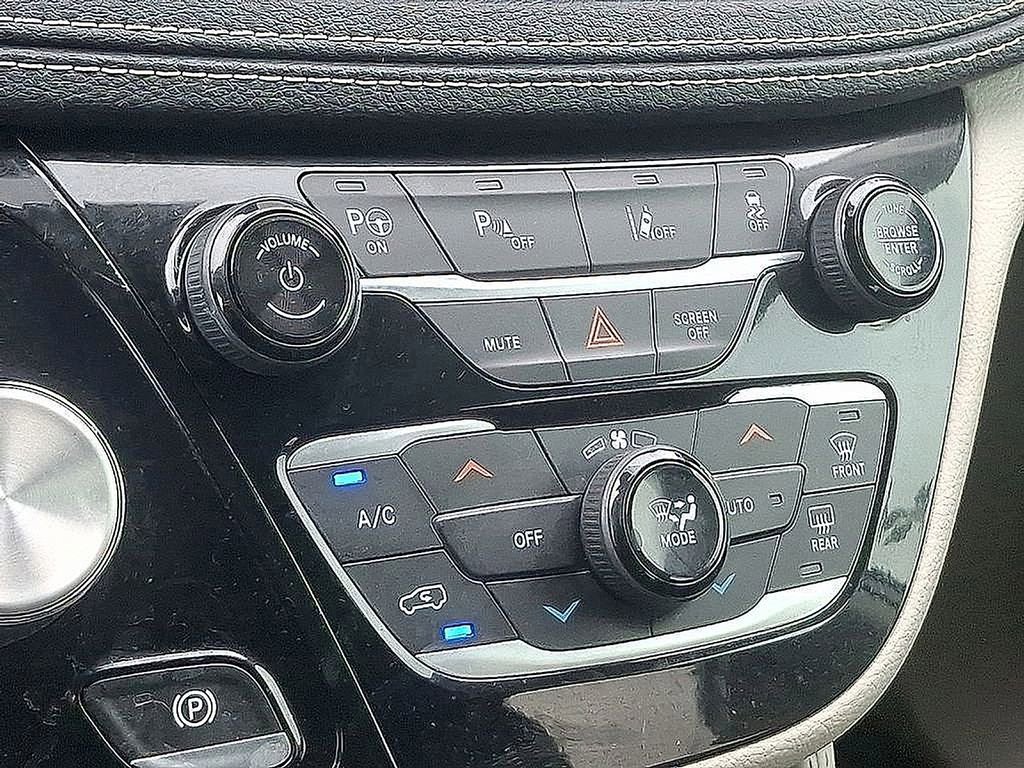 Used 2021 Chrysler Pacifica Limited w/ Premium & Safety Sphere Group image 15