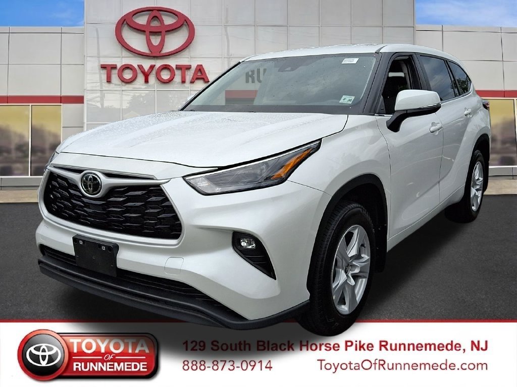Certified 2025 Toyota Highlander LE AWD/4WD image 3