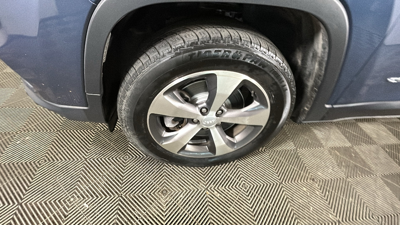 Used 2020 Jeep Cherokee Limited AWD/4WD image 11