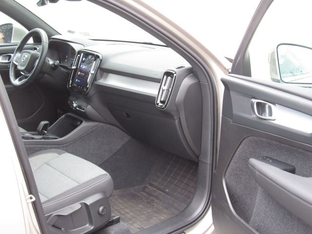 Used 2024 Volvo XC40 B5 Core AWD/4WD image 17