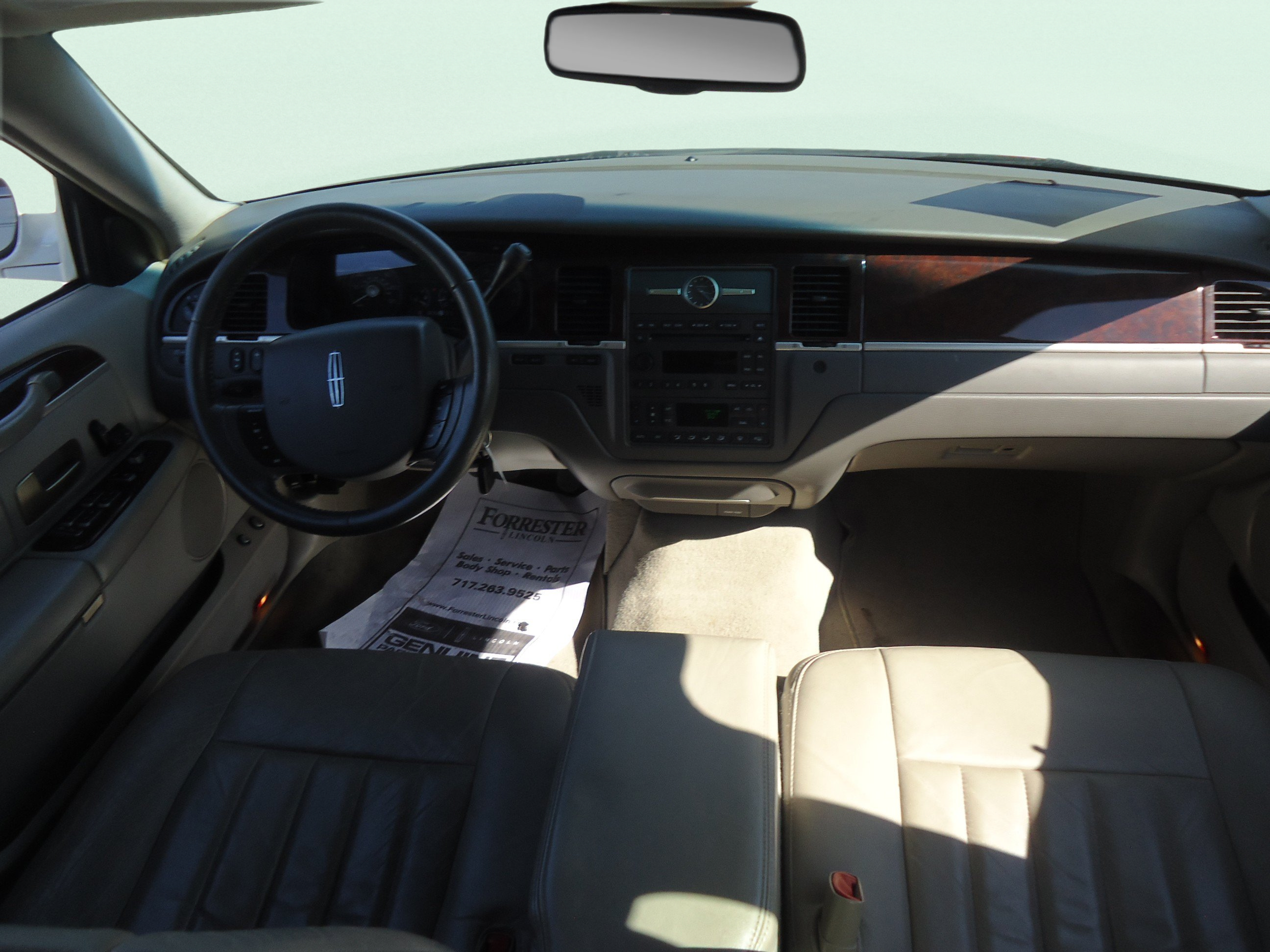 Used 2006 Lincoln Town Car Signature RWD image 10