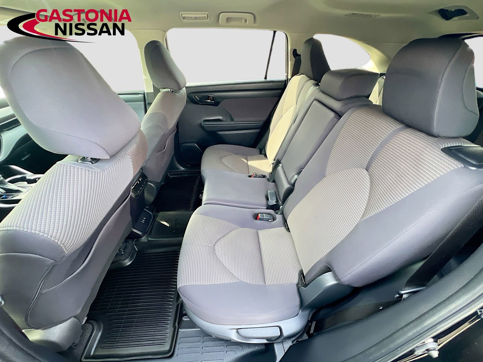 Used 2024 Toyota Highlander LE image 32