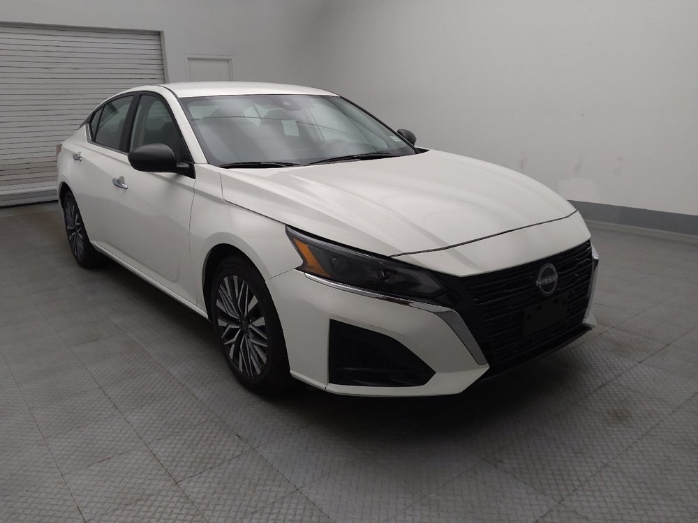 Used 2025 Nissan Altima 2.5 SV FWD image 13