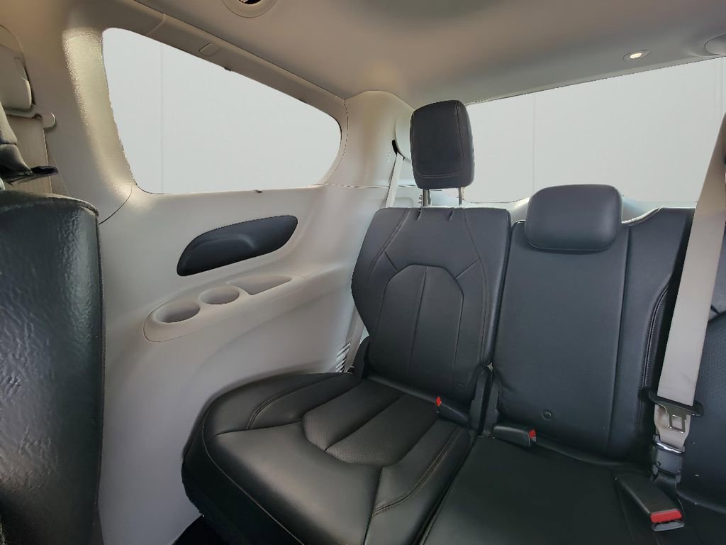 Used 2018 Chrysler Pacifica Touring-L image 31