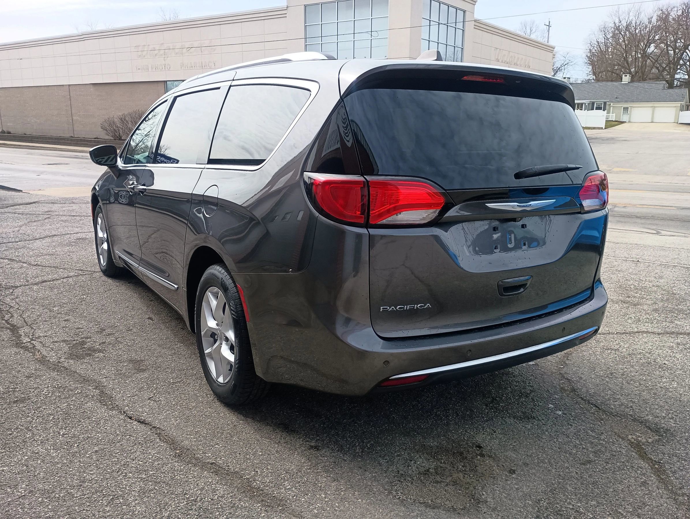 Used 2017 Chrysler Pacifica Touring-L Plus w/ Tire & Wheel Group image 3