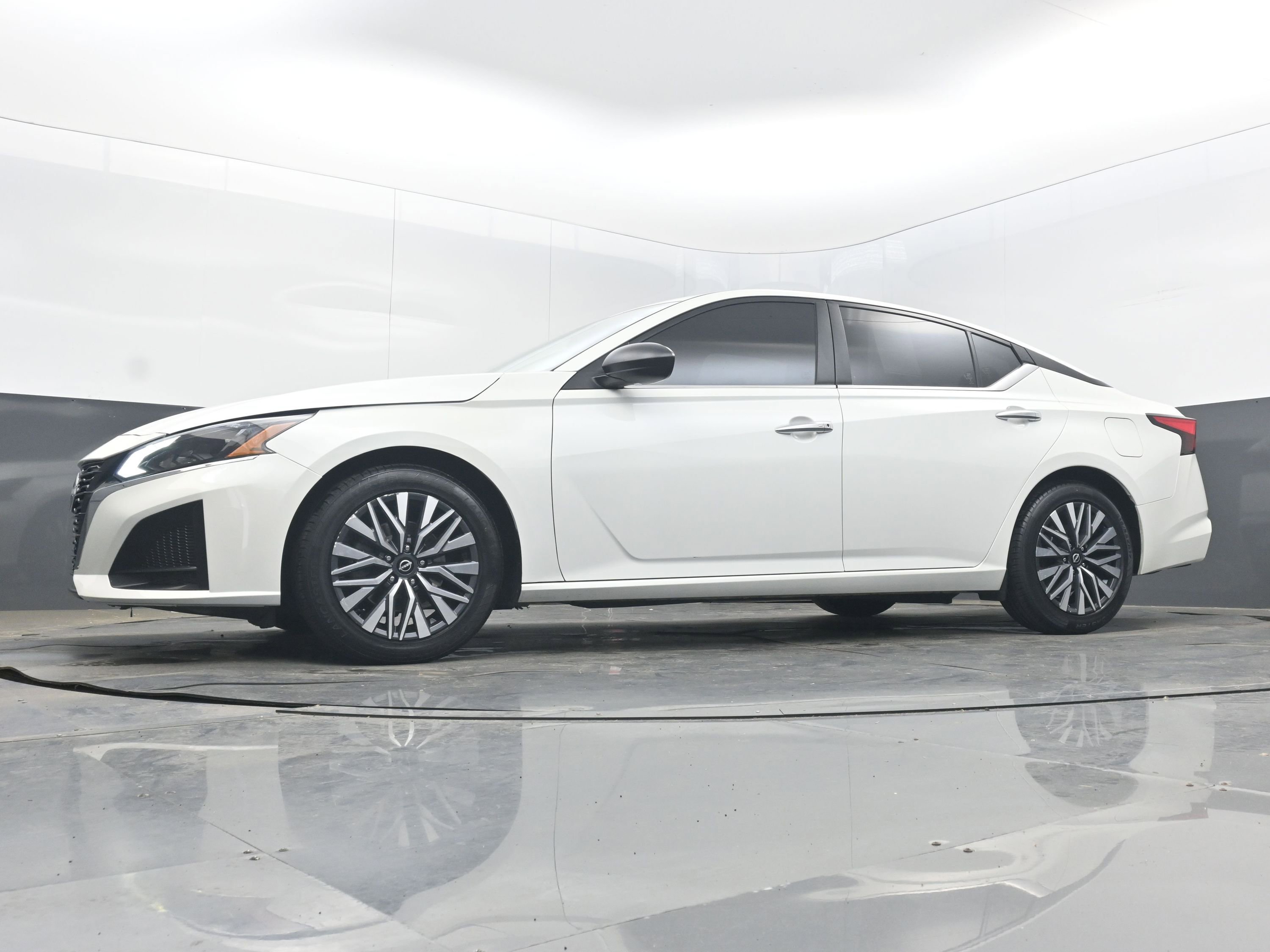 Used 2024 Nissan Altima 2.5 SV image 24