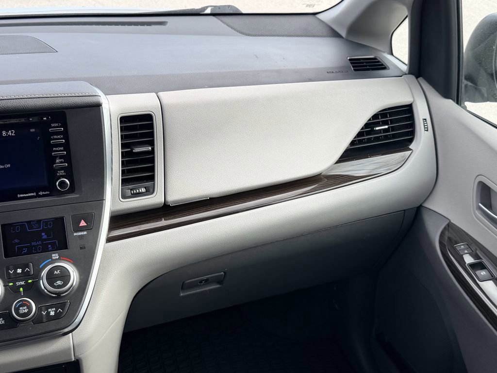 Used 2019 Toyota Sienna XLE image 18