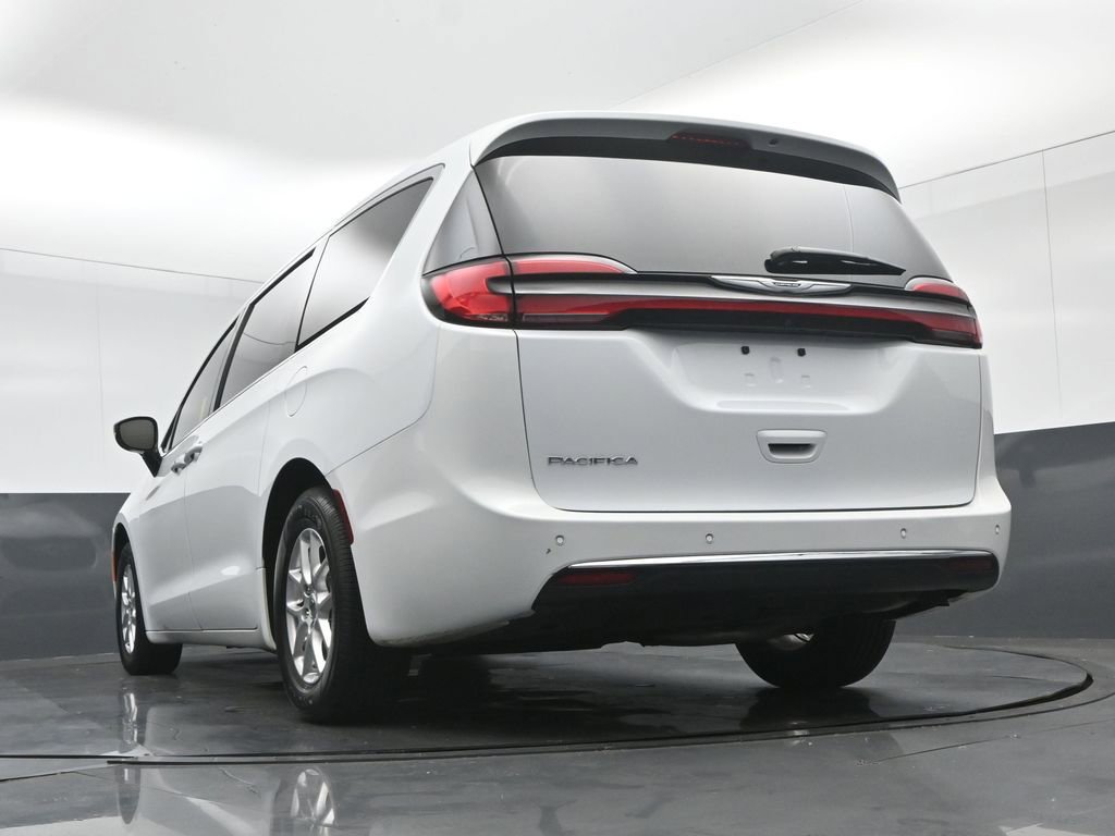 Used 2024 Chrysler Pacifica Touring image 70