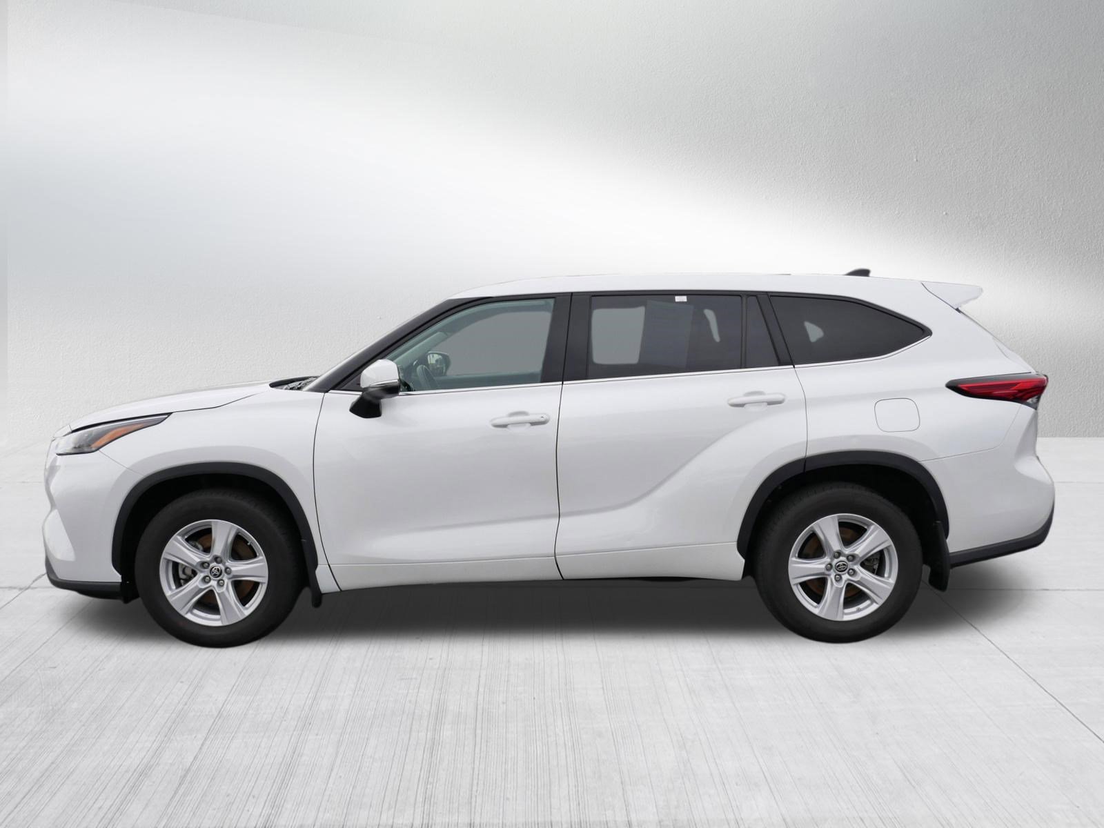 Used 2022 Toyota Highlander LE AWD/4WD image 4