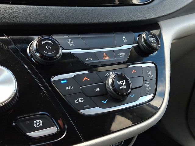 Used 2023 Chrysler Voyager LX image 16