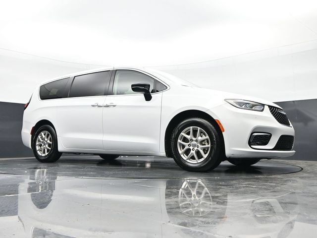 Used 2024 Chrysler Pacifica Touring-L FWD image 42