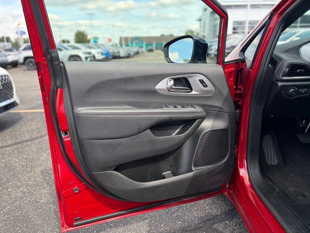 Certified 2025 Chrysler Pacifica Limited FWD image 21