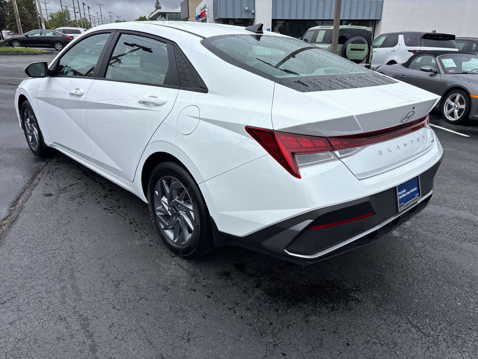 Used 2024 Hyundai Elantra Blue image 3