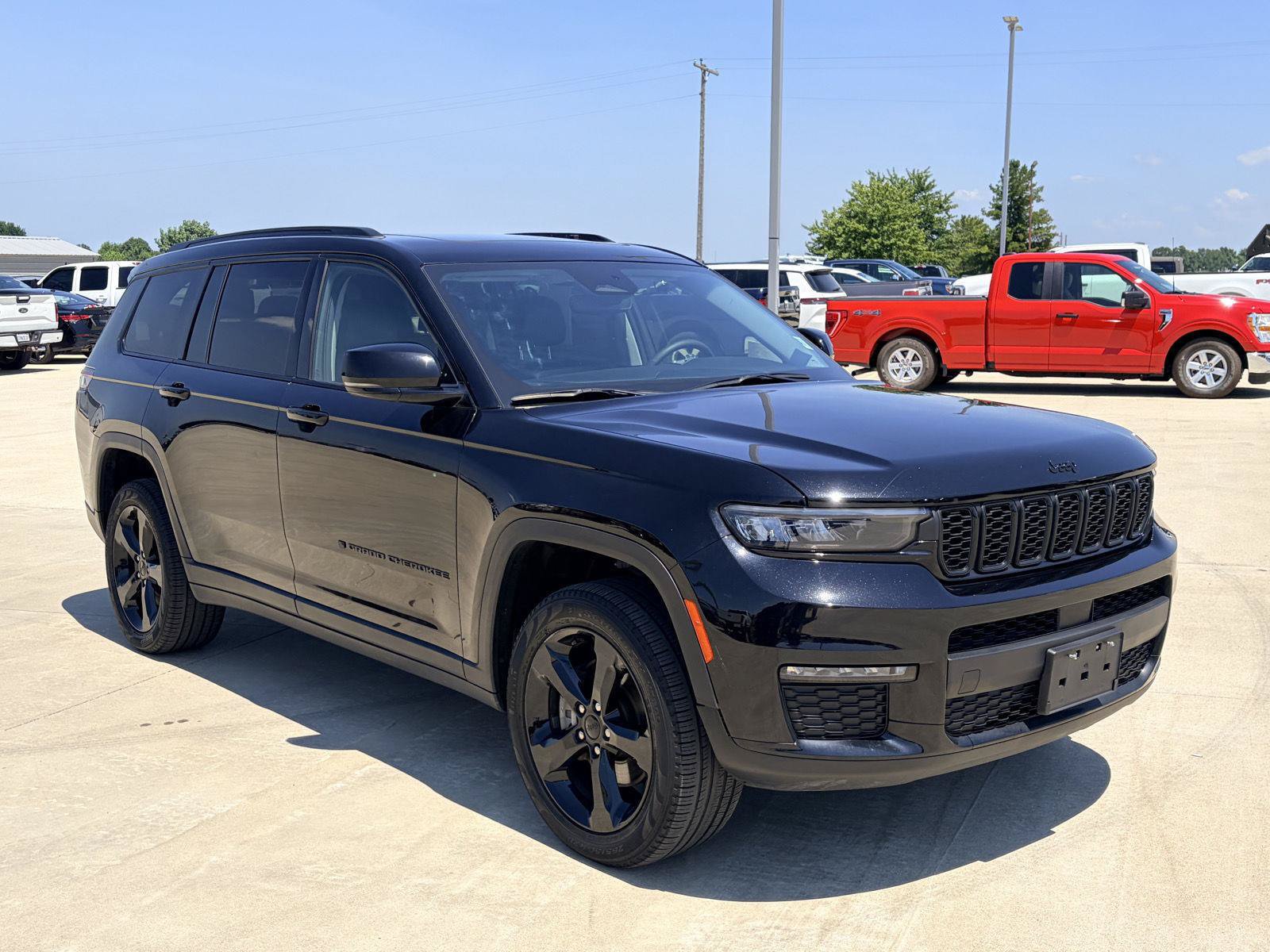 Used 2023 Jeep Grand Cherokee L Limited w/ Black Appearance Package AWD/4WD video 2