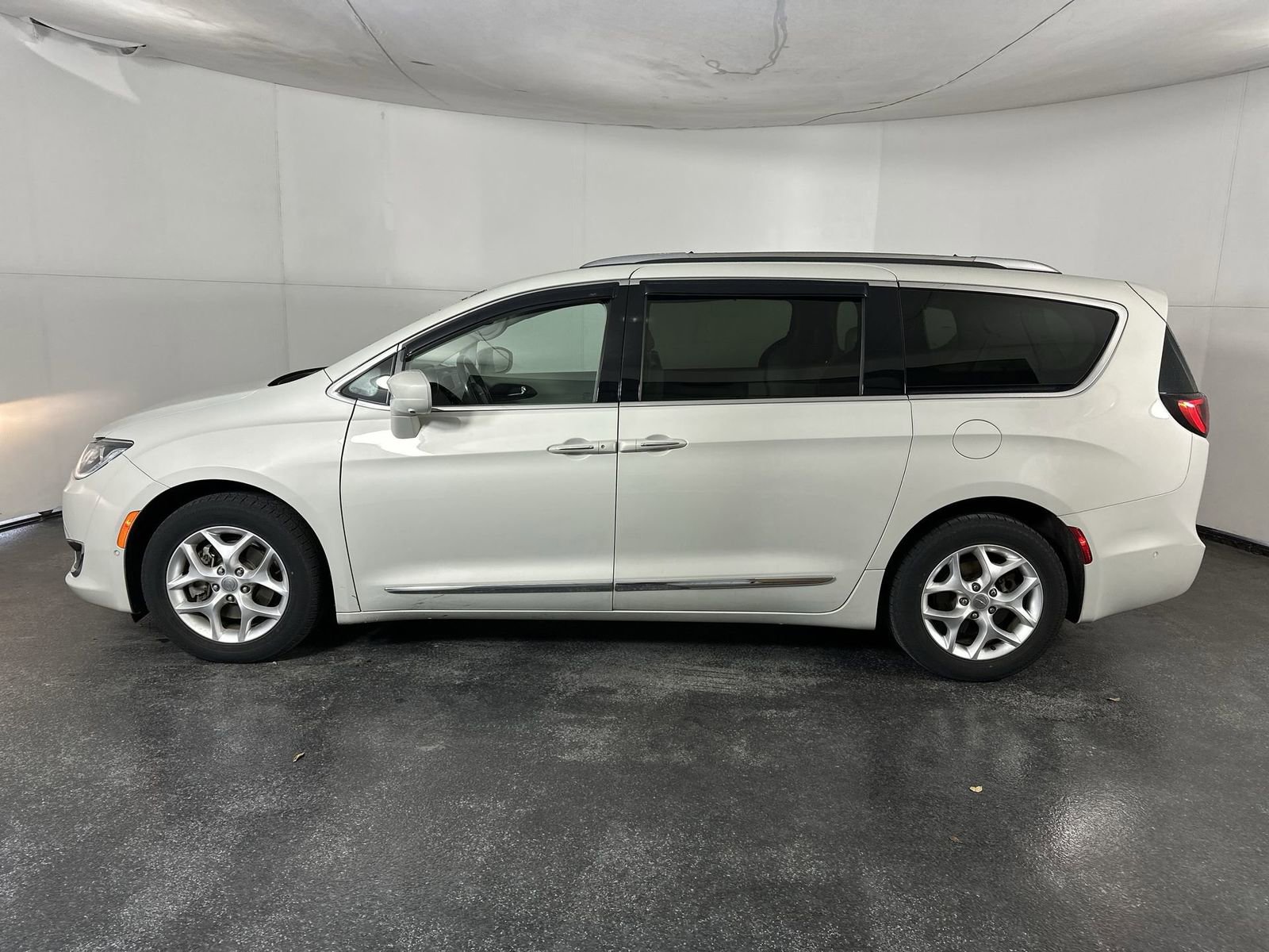 Used 2020 Chrysler Pacifica Touring-L w/ Tire & Wheel Group image 5