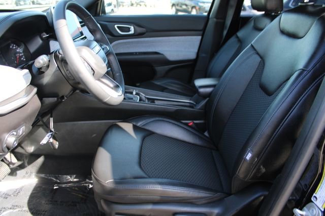 Used 2025 Jeep Compass Latitude image 31