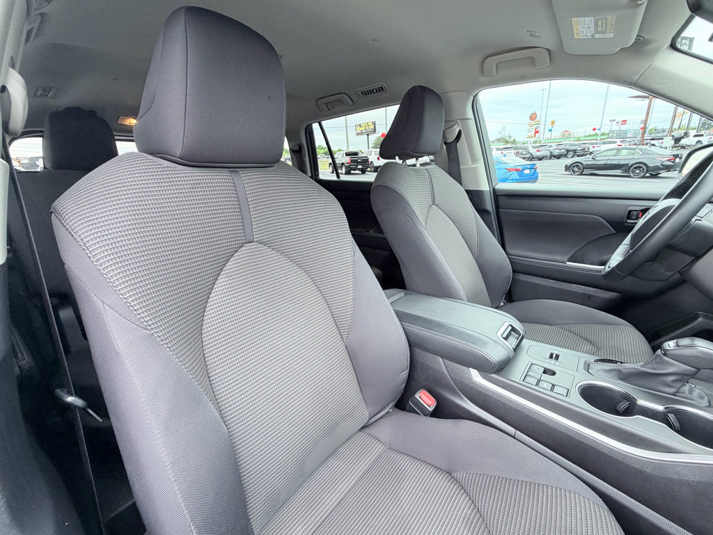 Used 2025 Toyota Highlander LE FWD image 25