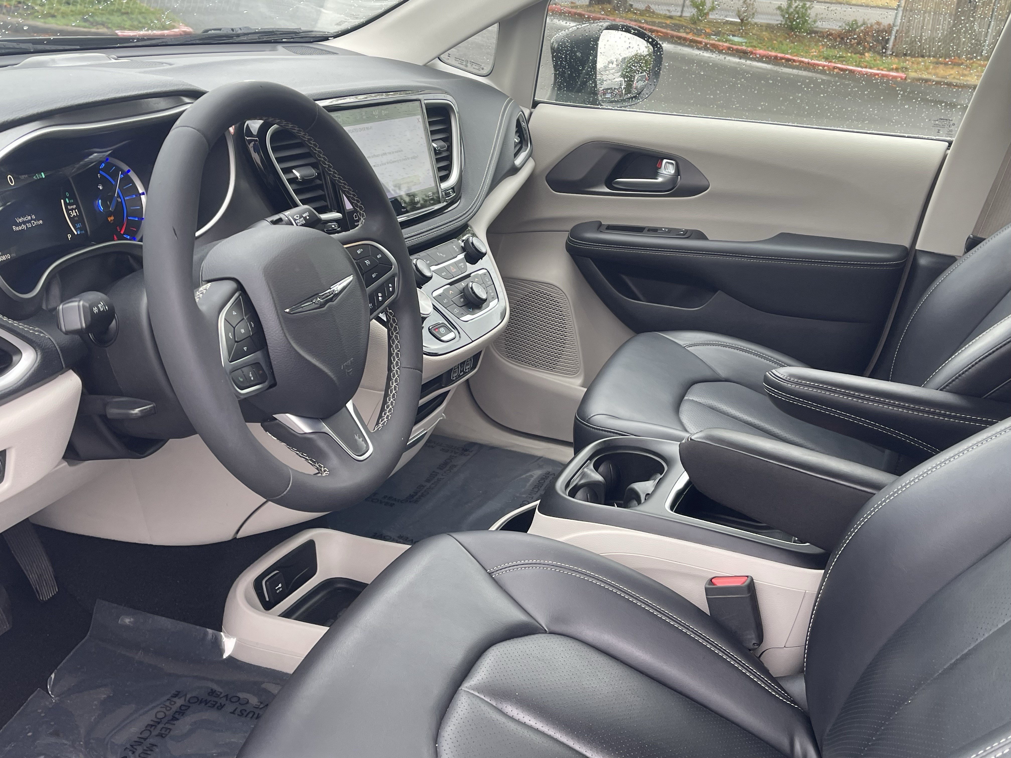 Used 2023 Chrysler Pacifica Touring-L FWD image 11