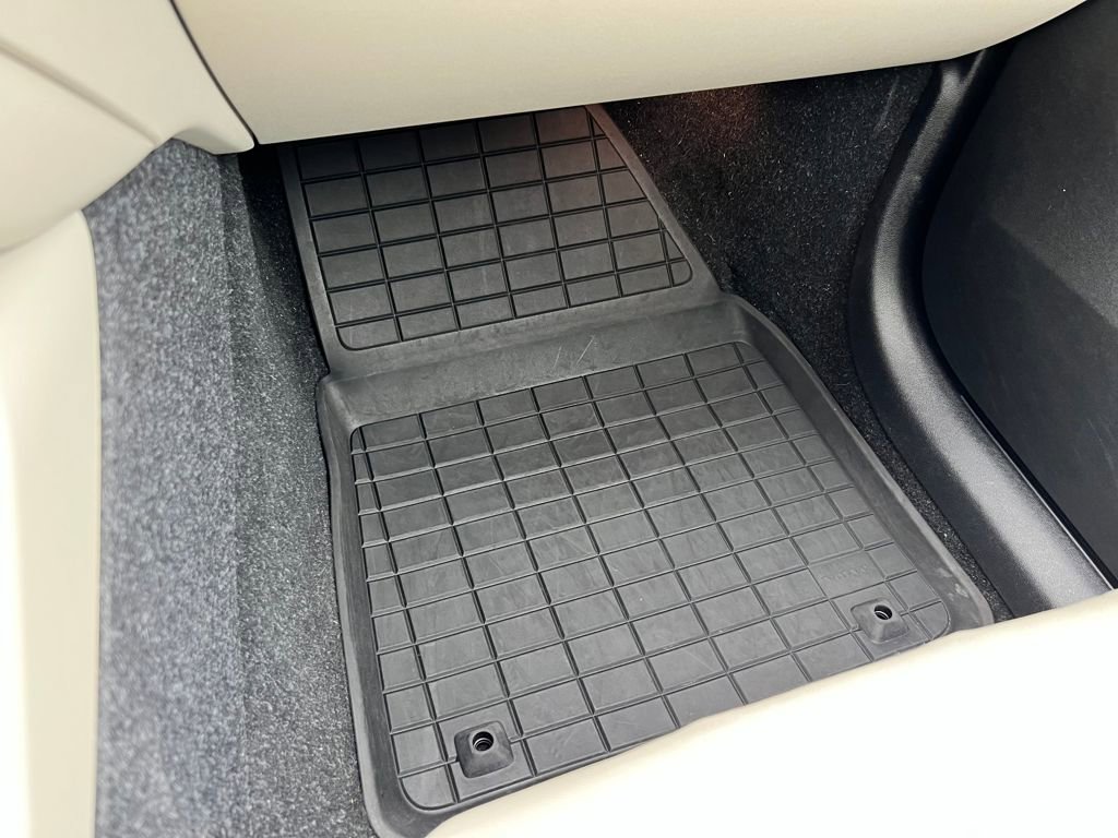 Used 2023 Volvo XC40 B4 Plus image 34