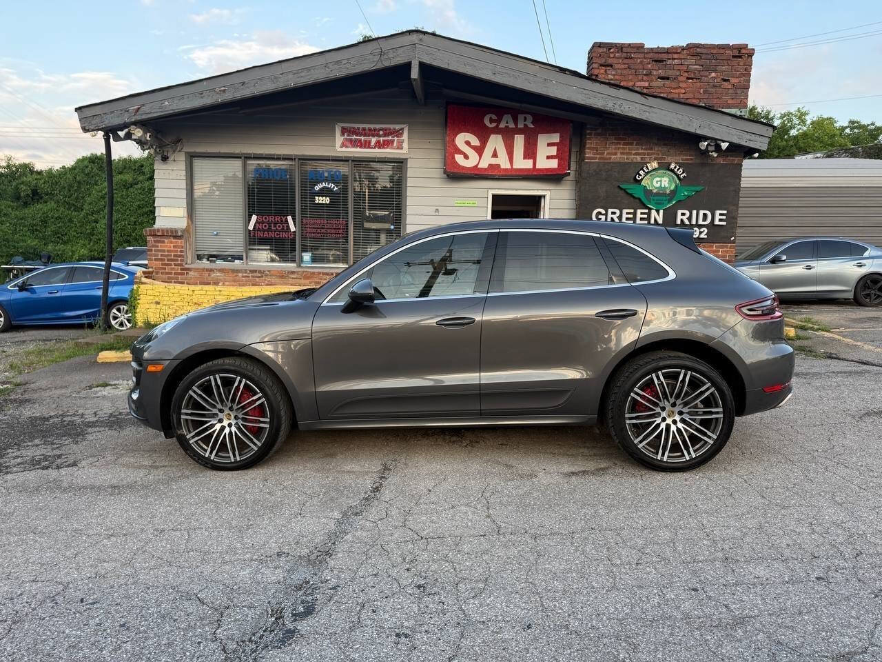 Used 2018 Porsche Macan Turbo AWD/4WD image 2