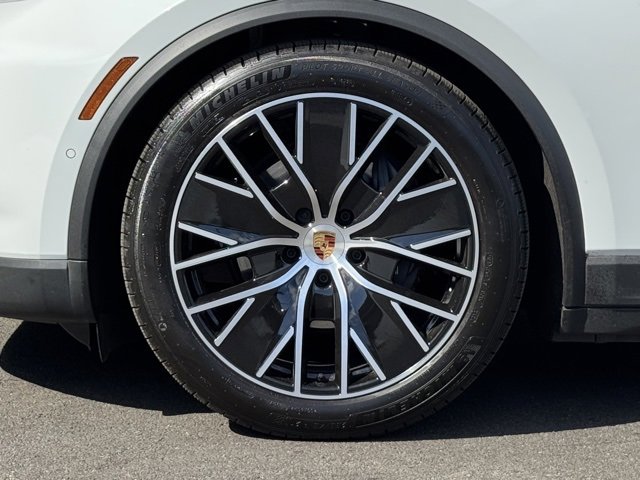 Certified 2025 Porsche Macan Electric image 11