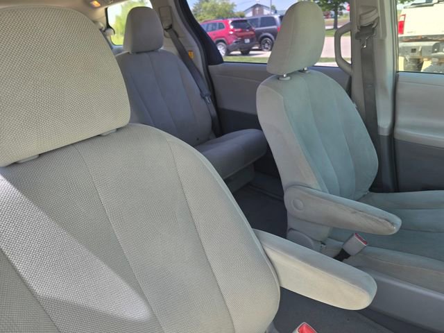 Used 2013 Toyota Sienna L w/ Towing Pkg FWD image 10