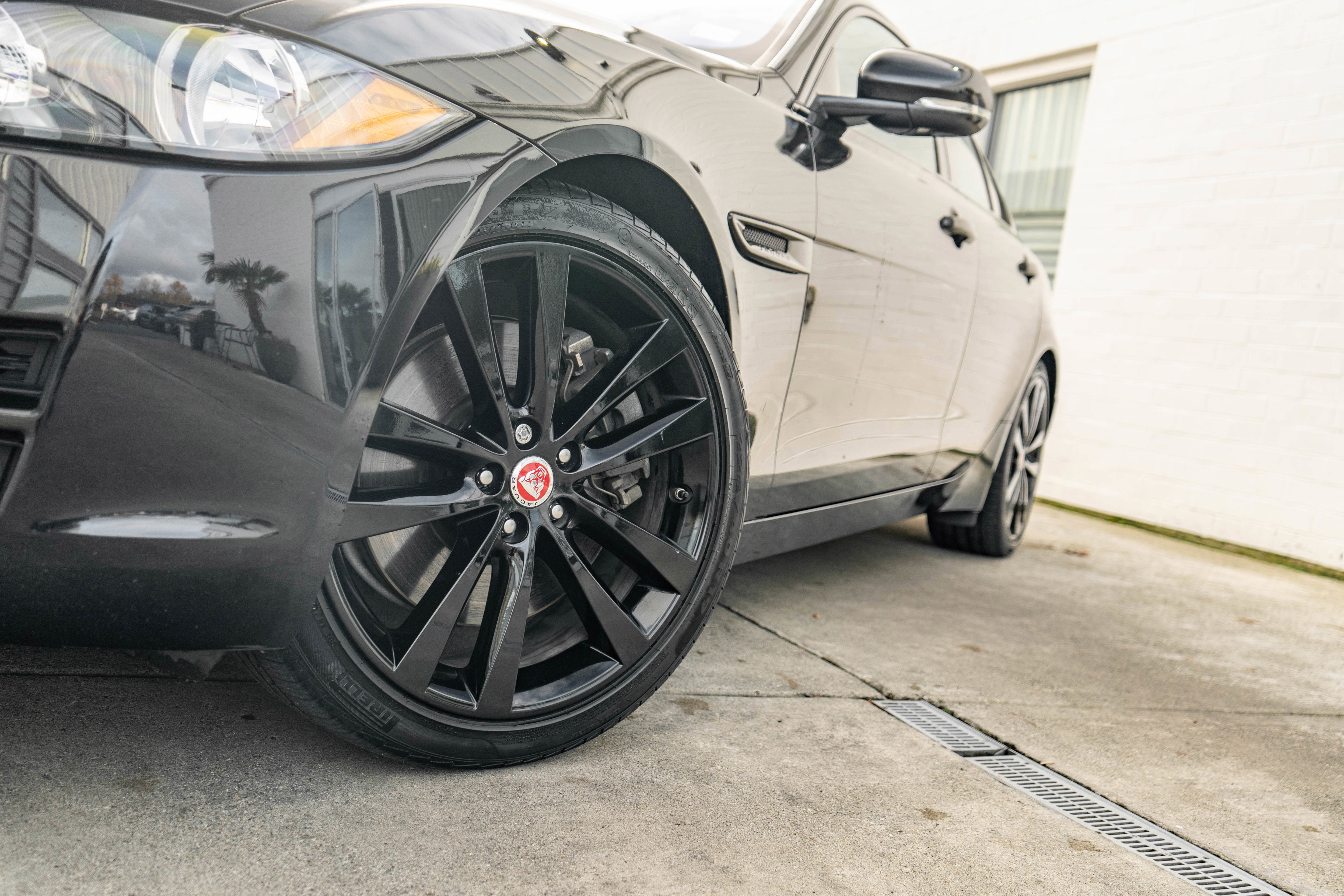 Used 2018 Jaguar XE Prestige image 4