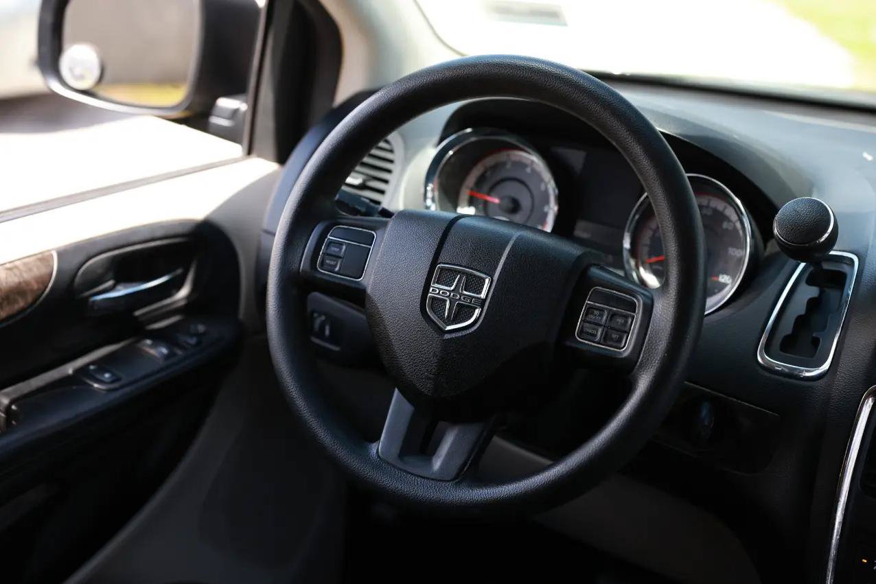 Used 2011 Dodge Grand Caravan Express FWD image 28