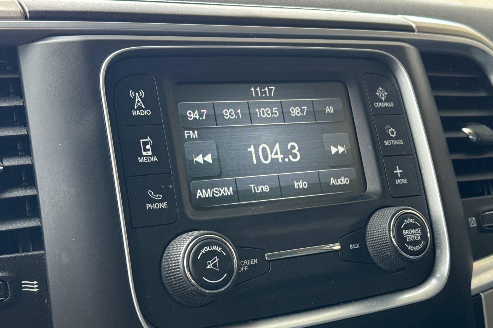 Used 2018 RAM 1500 Classic SLT RWD image 17