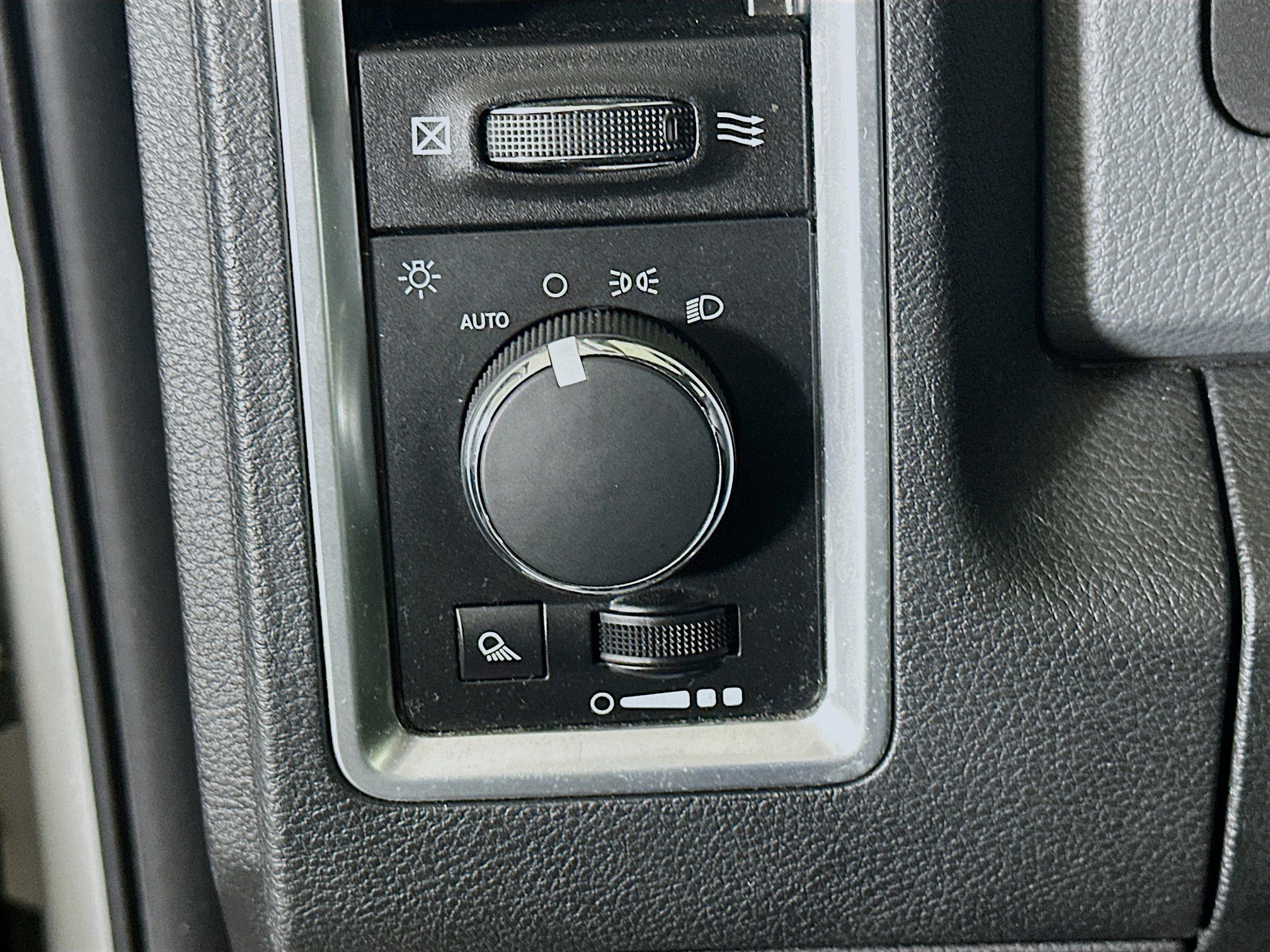 Used 2018 RAM 1500 Classic SLT image 16