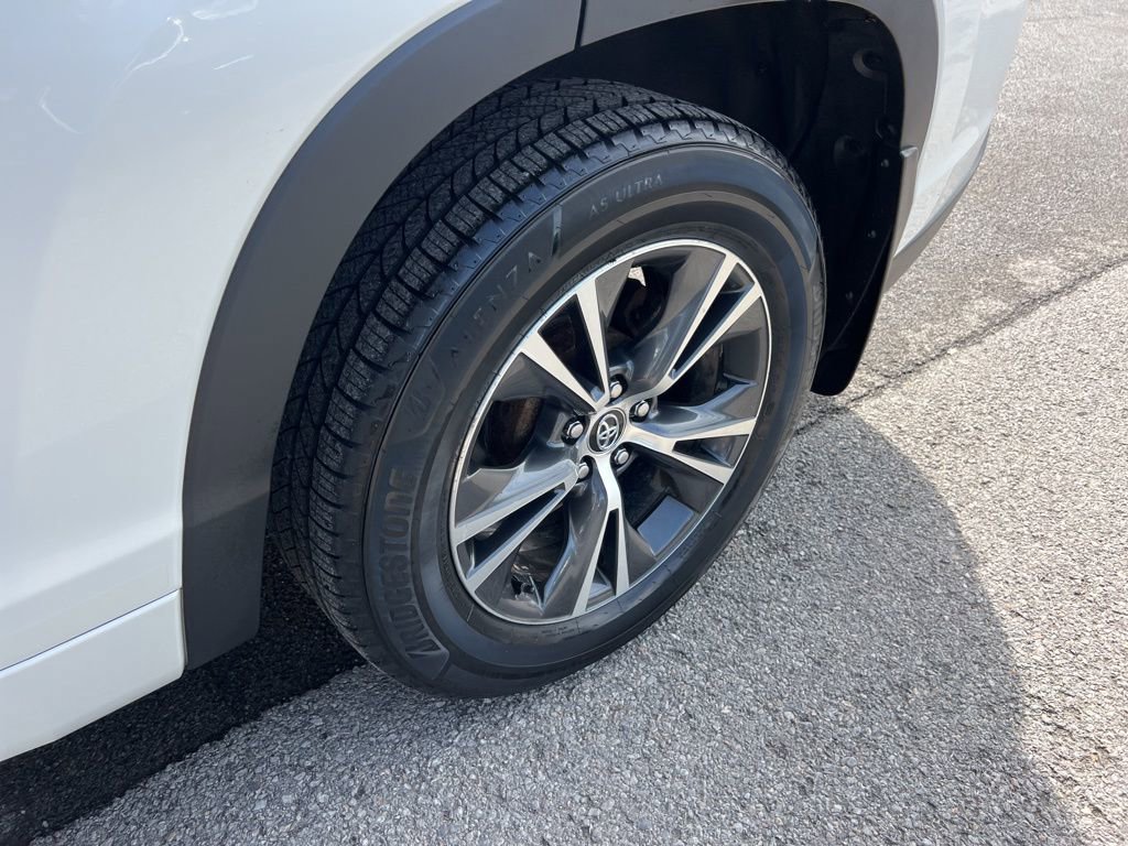 Used 2017 Toyota Highlander LE AWD/4WD image 30