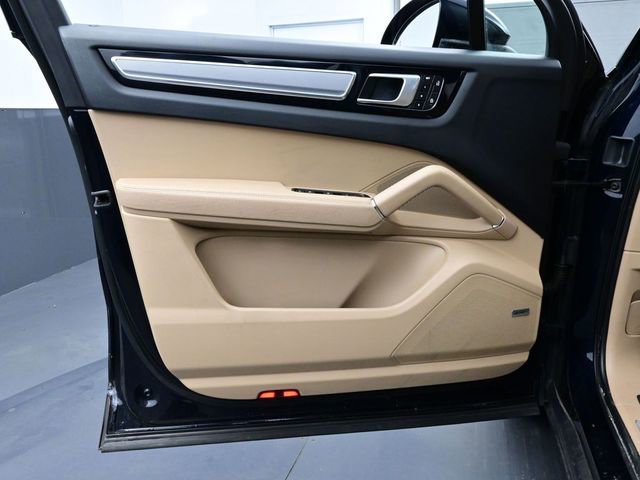 Certified 2023 Porsche Cayenne Platinum Edition image 7