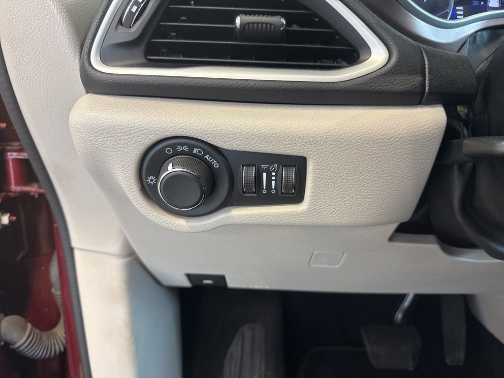 Used 2023 Chrysler Voyager LX image 13