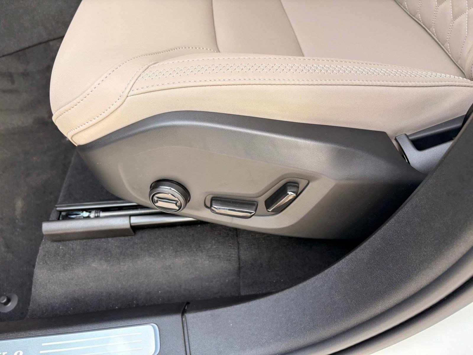 New 2026 Volvo XC90 T8 Plus w/ Protection Package Premier image 13