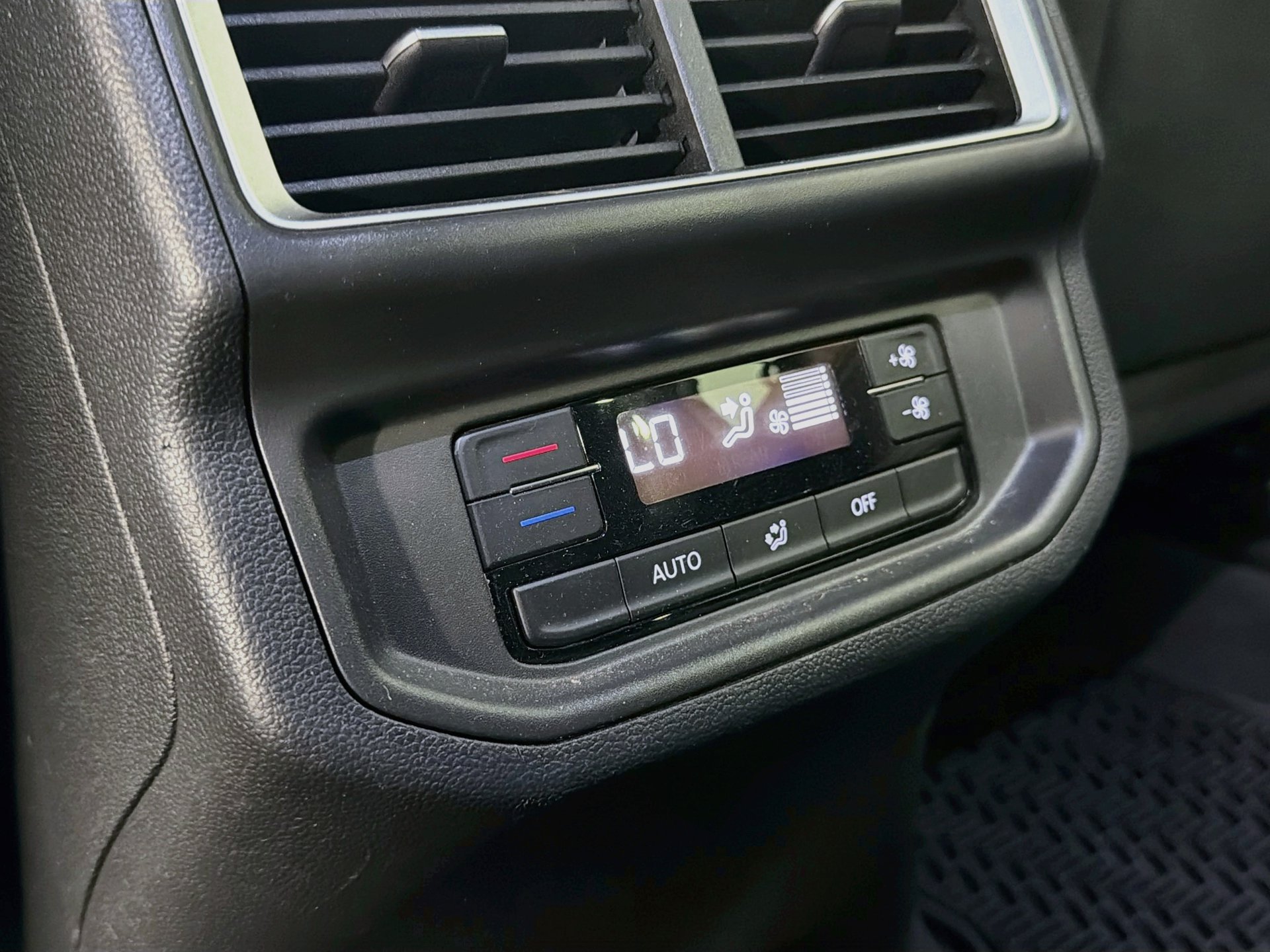 Used 2024 Volkswagen Atlas SE w/ Black Wheel Package FWD image 24
