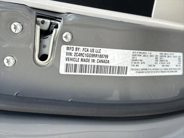 Certified 2024 Chrysler Pacifica Limited FWD image 33