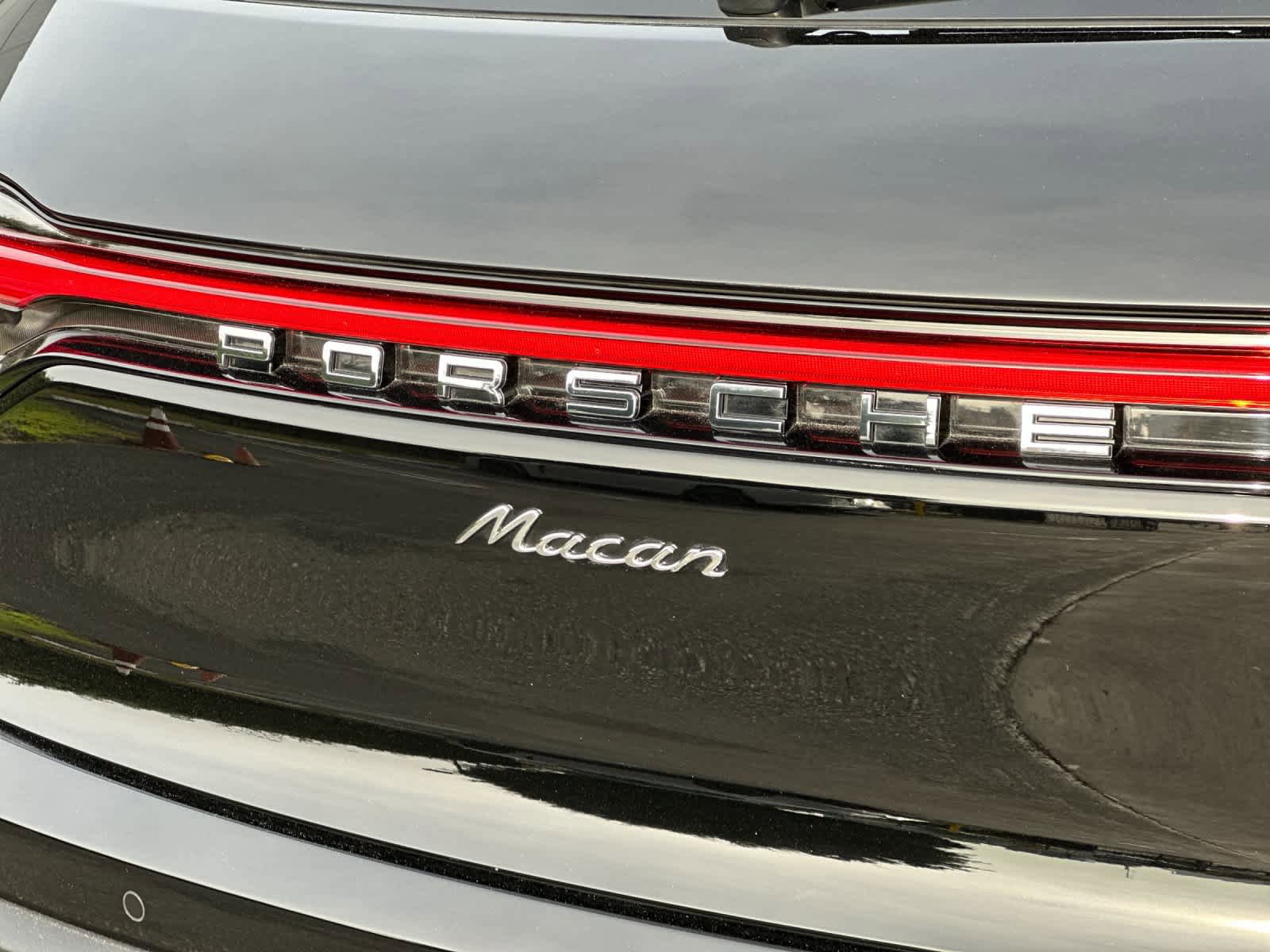 Certified 2025 Porsche Macan AWD/4WD image 31
