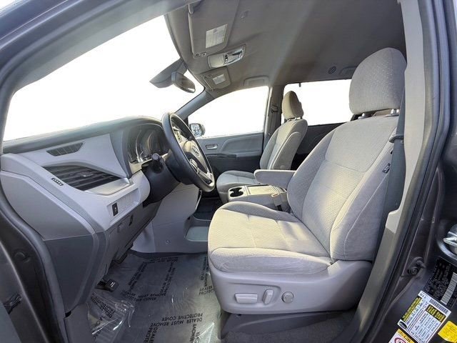 Used 2019 Toyota Sienna LE w/ Carpet Mat Package image 12