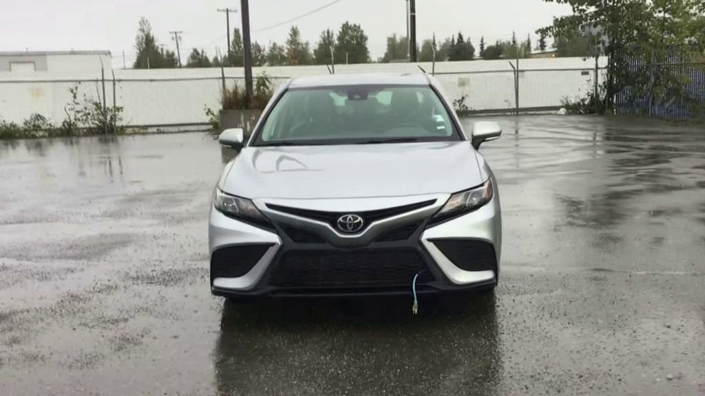 Used 2022 Toyota Camry SE image 3