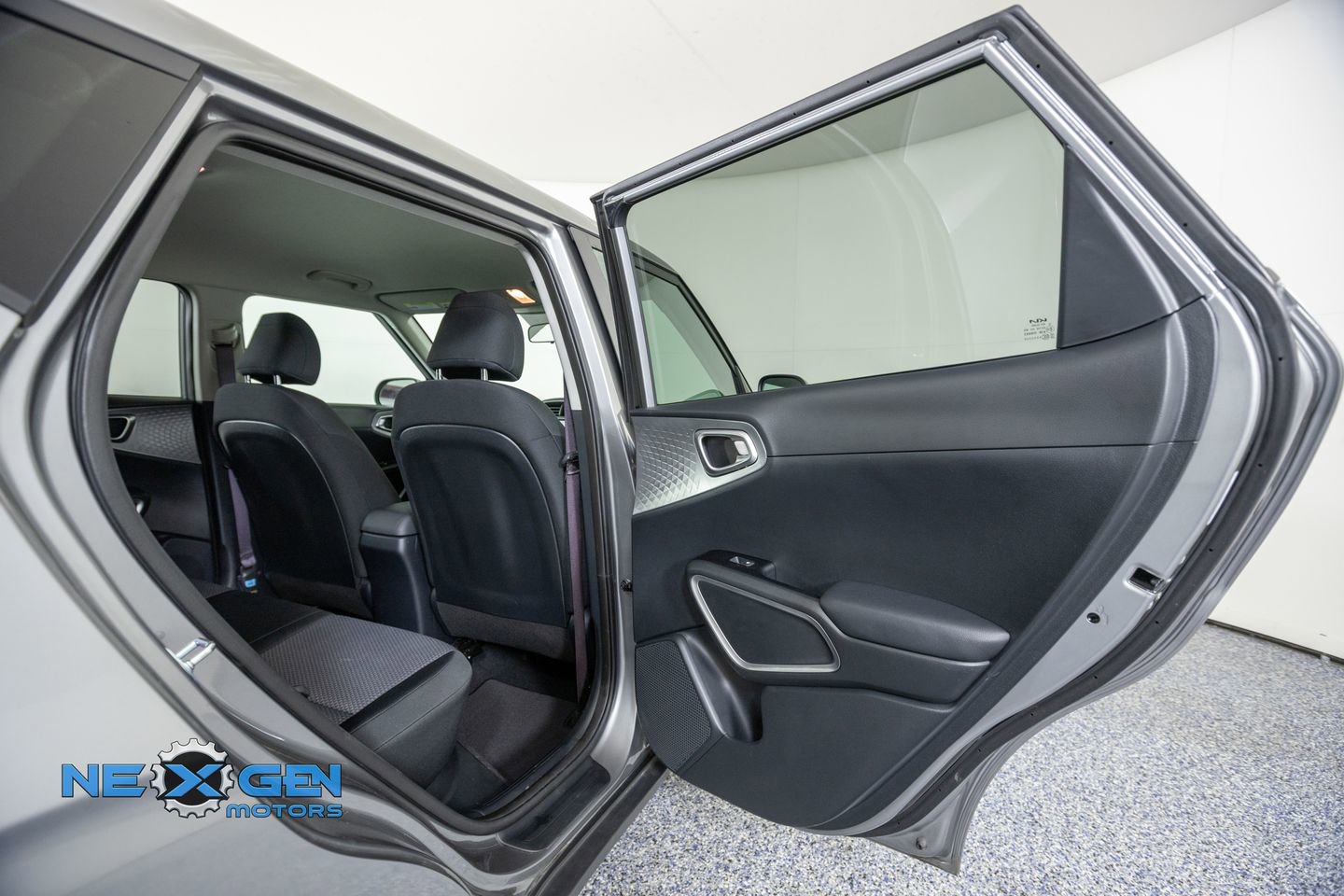 Used 2025 Kia Soul LX w/ LX Technology Package FWD image 33