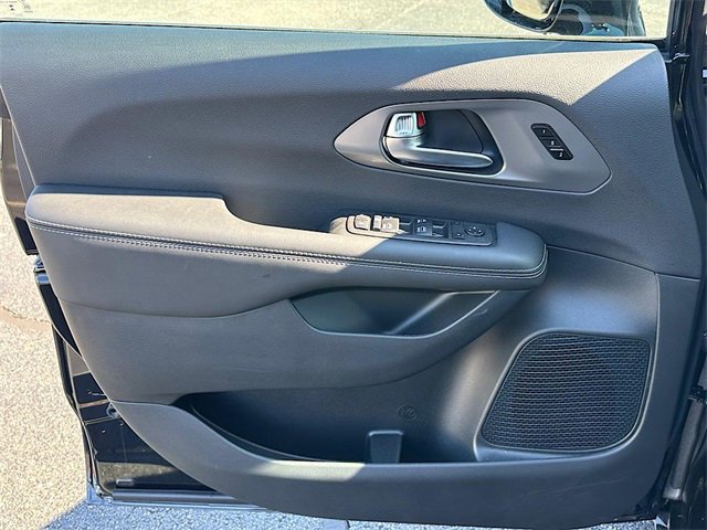 New 2026 Chrysler Pacifica Select image 12