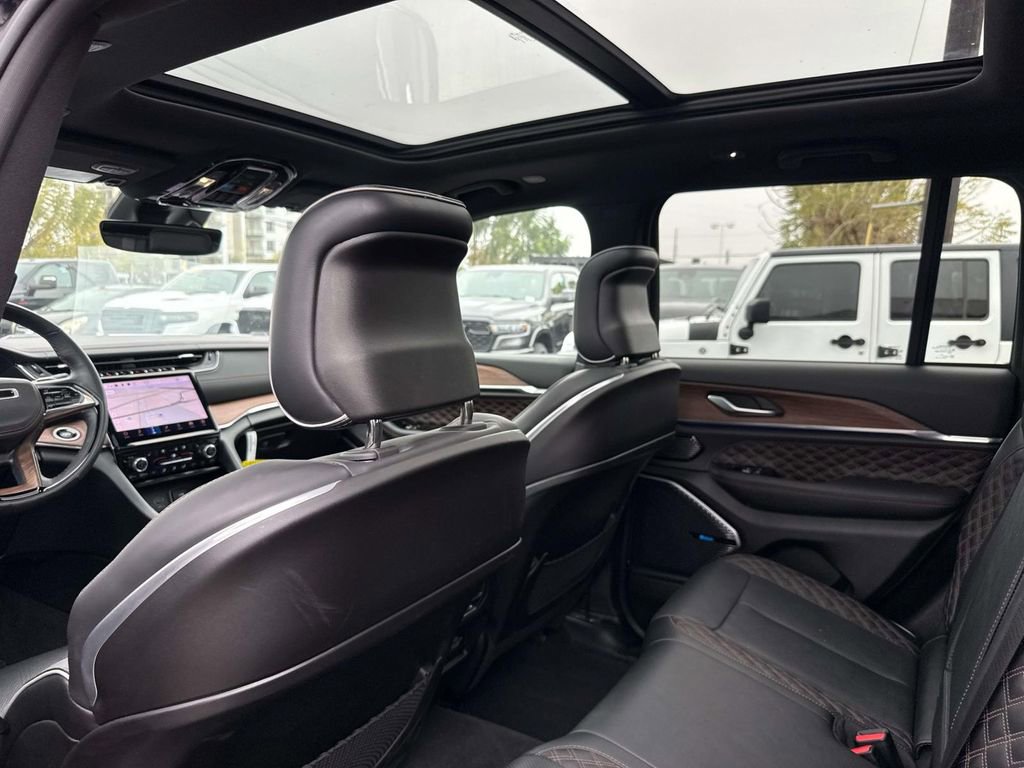 Used 2023 Jeep Grand Cherokee Summit AWD/4WD image 11