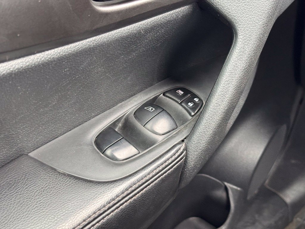 Used 2015 Nissan Rogue SV FWD image 32