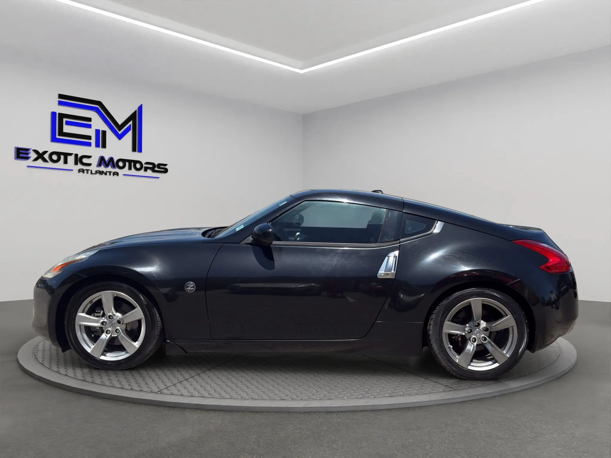 Used 2009 Nissan 370Z Touring RWD image 2